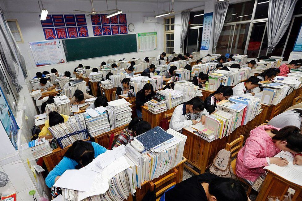 تکلیف های بیش از حد مدارس چین